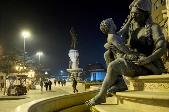 На снимке, сделанном 18 января 2018 года, изображена статуя Олимпии, матери Александра Македонского, у фонтана в Скопье.