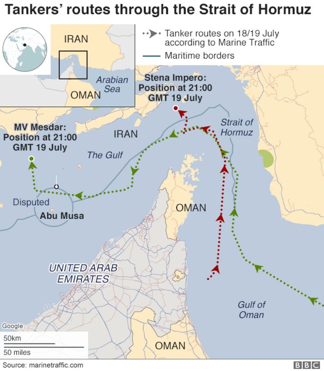 Карта, показывающая маршруты двух танкеров через Ормузский пролив