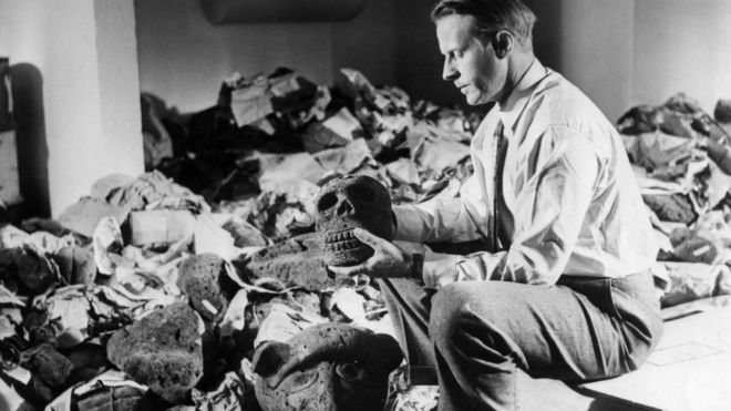 Thor Heyerdahl with artefacts from Easter island. Photo: 1957