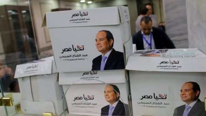 Члены предвыборной кампании президента Абдул Фаттах ас-Сиси считают коробки с документами, выдвинутыми его кандидатами, в избирательной комиссии в Каире, Египет. Фото: 24 января 2018 г.