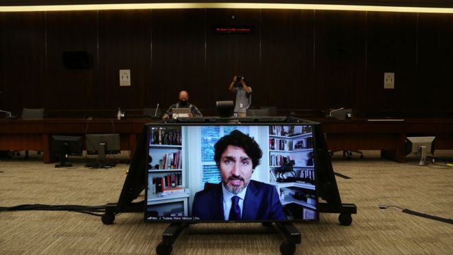 Премьер-министр Канады Джастин Трюдо дает показания по видеоконференции во время заседания Постоянного комитета Палаты общин по финансам