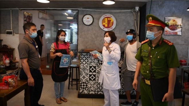 Công an và cán bộ y tế đang thanh kiểm tra một nhà hàng ở Hà Nội ngày 25/5/2021