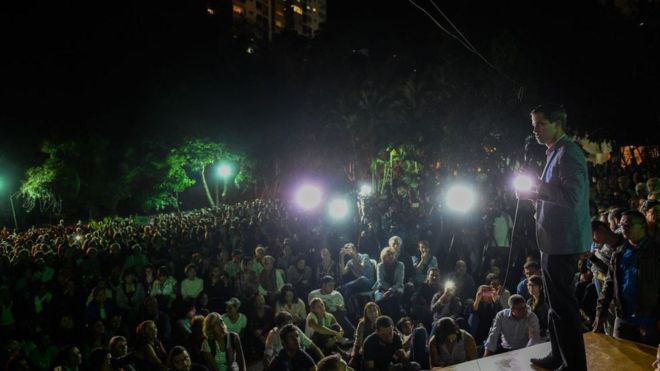 Лидер Национального собрания Венесуэлы Хуан Гуайдо выступает с толпой на встрече в Каракасе