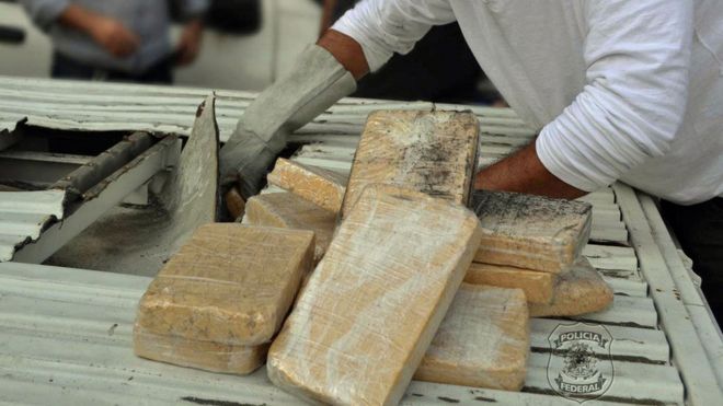 Base de cocaína apreendida pela PF em caminhonete na Via Dutra