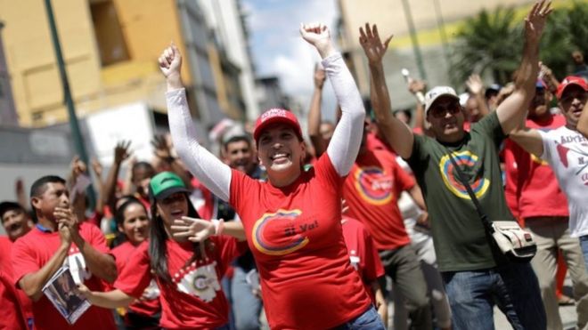 Сторонники президента Венесуэлы Николаса Мадуро празднуют митинг в поддержку Национального учредительного собрания в Каракасе, Венесуэла, 24 июля 2017 года.