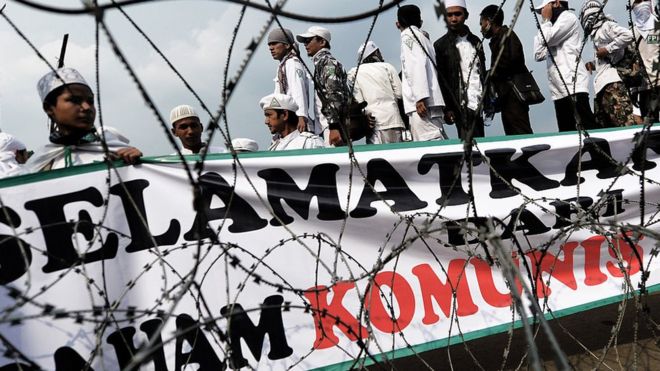 Demonstrasi anti-komunisme di depan Istana Negara pada Juni 2016.