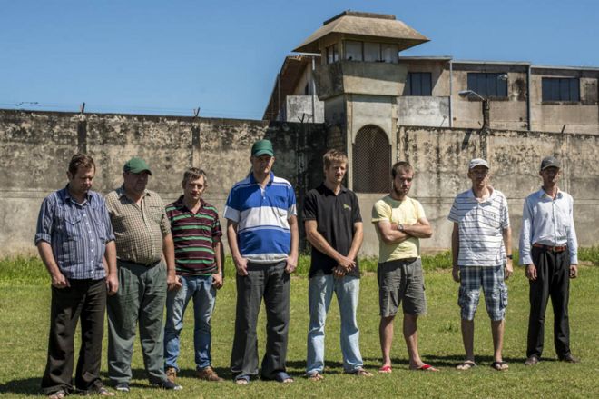 Восемь оставшихся меннонитов заключены в тюрьму в Пальмасоле. Санта-Крус-де-ла-Сьерра, Боливия