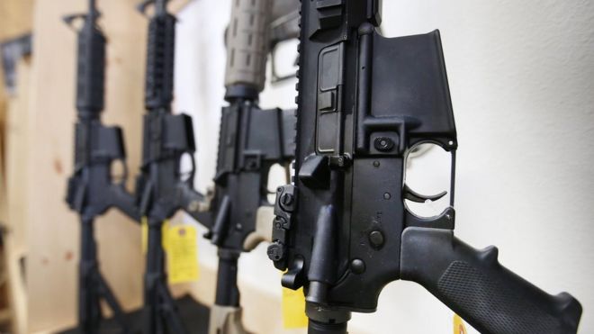 Файл фотографии показывает полуавтоматические винтовки AR-15 для продажи в Спрингвилле, штат Юта (17 июня 2016 года)