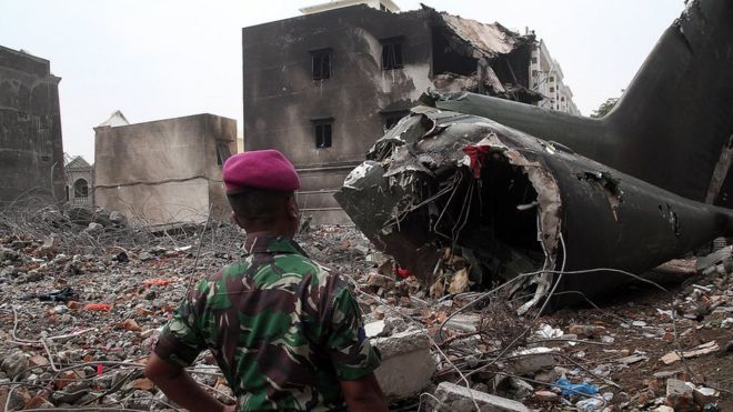 Обломки С-130 Геркулес на домах в Медане, Индонезия (1 июля 2015 г.)