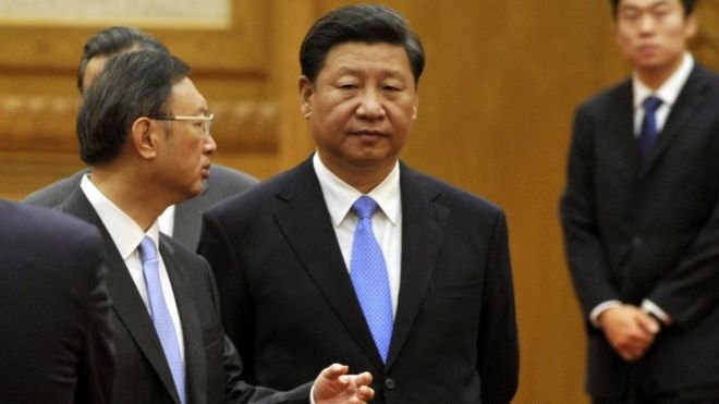 Член Госсовета КНР Ян Цзечи (слева) беседует с президентом Китая Си Цзиньпином (С) перед встречей с премьер-министром Вануату Сато Килманом (не на фото) в Большом зале народных собраний в Пекине, Китай, 1 сентября 2015 года.