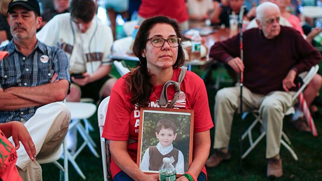 Мать жертвы Сэнди Хук на митинге с применением оружия
