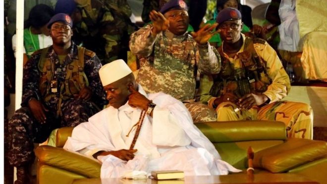 Президент Гамбии Яхья Джамме сидит на диване в окружении военных на митинге в Банжуле, Гамбия, 29 ноября 2016 года