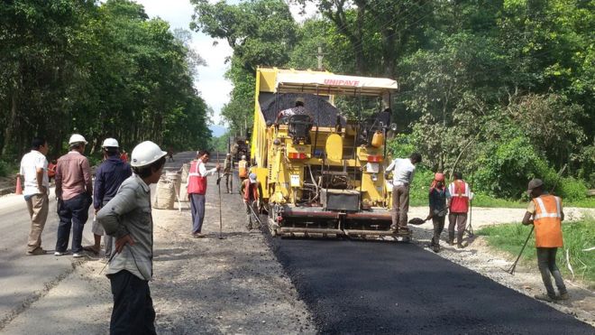 समथर भूभागमा सडक विस्तारको काम