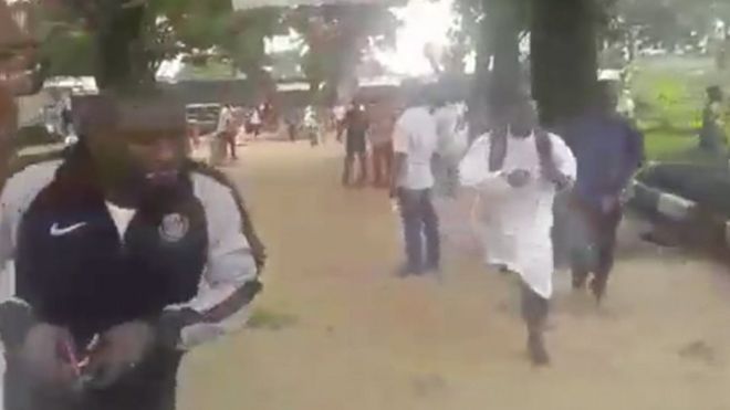 Видеозапись протеста с мобильного телефона показывает, что люди в панике спасаются бегством от слезоточивого газа и боевых патронов, которые были обстреляны силами безопасности, которые окружили комплекс.