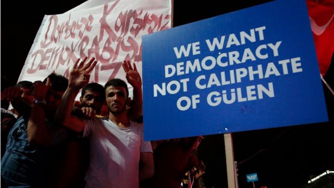 Сторонники президента Турции Реджепа Тайипа Эрдогана держат плакат
