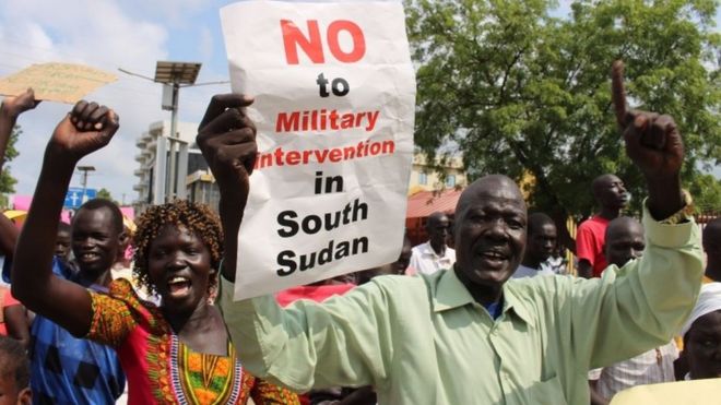 Сотни жителей Южного Судана протестуют в Джубе, Южный Судан, против иностранной военной интервенции - среда, 20 июля 2016 г.