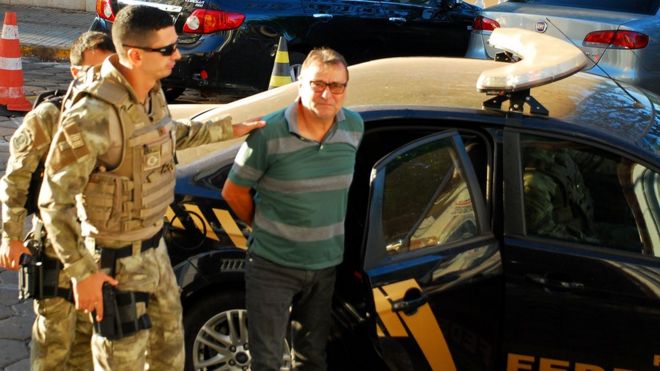 Foto de Cesare Battisti sendo preso