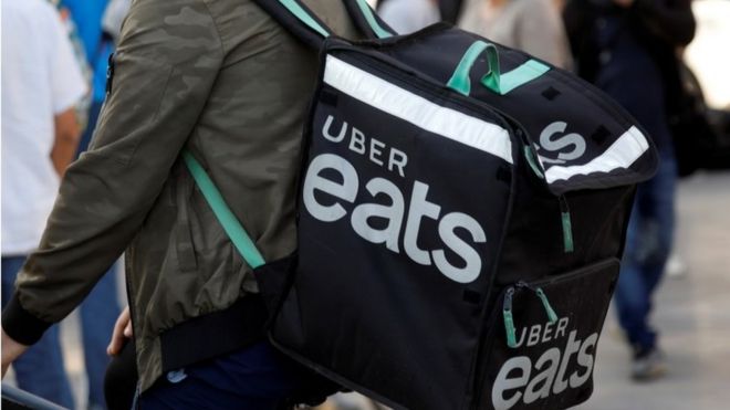 Велосипедист службы доставки Uber Eats