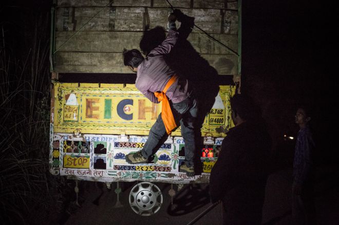 Навал Кишоре Шарма расследует грузовик возле Биласпура, недалеко от Рамгарха, в 2015 году