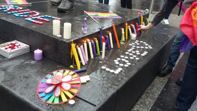 Люди зажигают свечи в Ноттингемском бдении