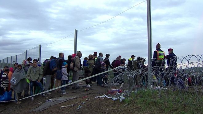 Мигранты въезжают в Венгрию в октябре 2016 года, в разгар миграционного кризиса