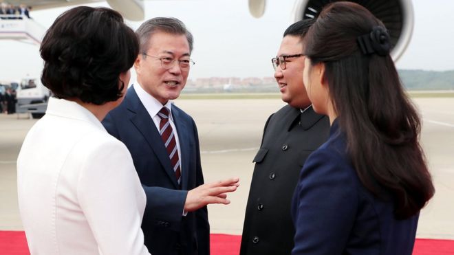 Ким Чен Сук, Ри Сол Сю, Мун Чже-ин и Ким Чен Ын обнимаются в аэропорту