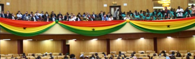 Депутаты у парламента Ганы, в столице Аккра