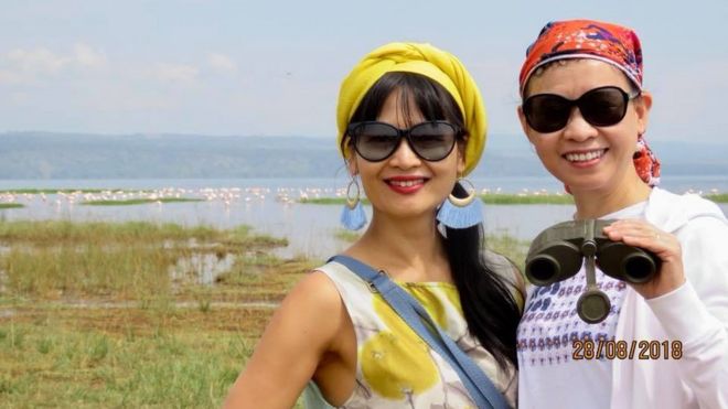 Huyền Maasai (trái) cùng một khách Việt Nam bên hồ Naivasha, Kenya