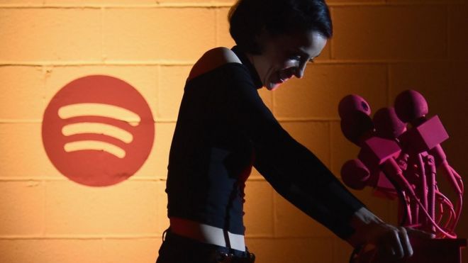 Spotify приложил лишь скромные усилия для продвижения подкастинга в своем приложении.