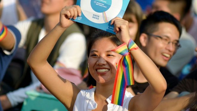 Женщина принимает участие в митинге в поддержку однополых браков возле президентского офиса в Тайбэе 18 ноября 2018 года