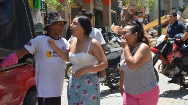 Dos mujeres afectadas por el terremoto en Machala, Ecuador