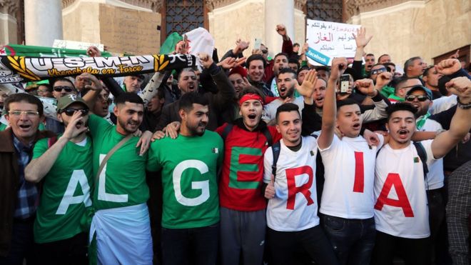 Алжирские протестующие во время протеста в Алжире против продления мандата президента Абдельазиза Бутефлики