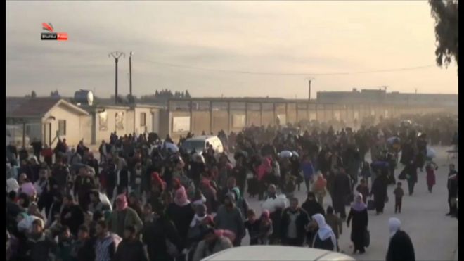 トルコ国境へ向かうシリア難民