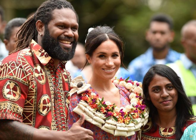 Герцогиня Сассекс встречает людей в Университете южной части Тихого океана в Суве 24 октября 2018 года
