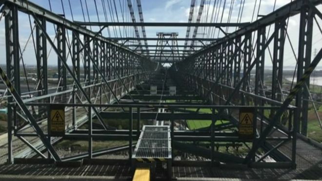 Вид с дорожки высокого уровня на транспортный мост Ньюпорта
