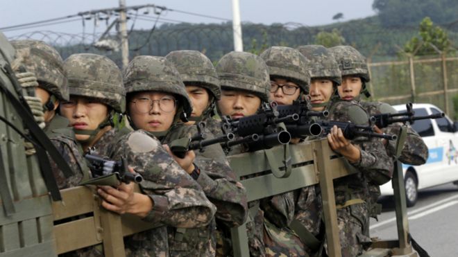 南北朝鮮を分ける非武装地帯で輸送車両に乗る韓国軍兵士たち。2015年8月24日。