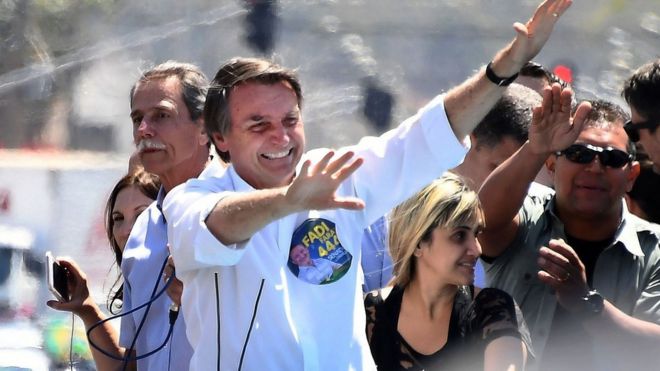 Фото из файла: Жаир Больсонаро жестами во время предвыборной акции