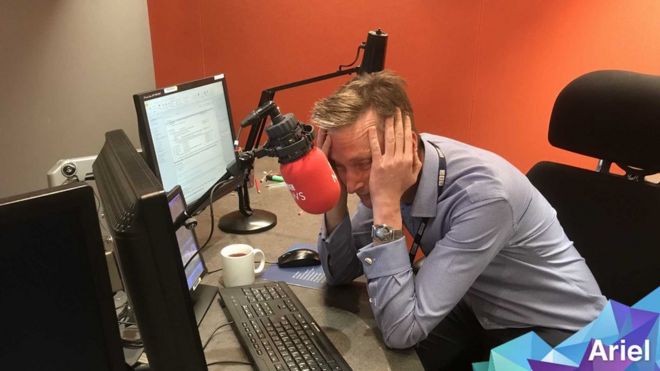 Alex Ritson en el estudio de radio de la BBC.