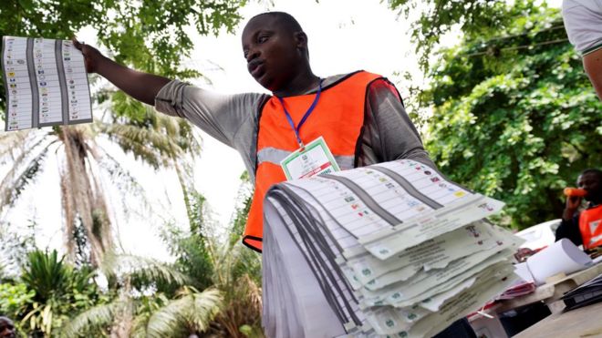 Человек с избирательными бюллетенями в Лагосе