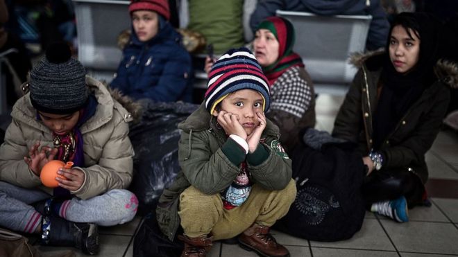 Мигранты и беженцы ждут в порту Пирей после прибытия с островов Лесбос и Хиос 24 февраля 2016 года.