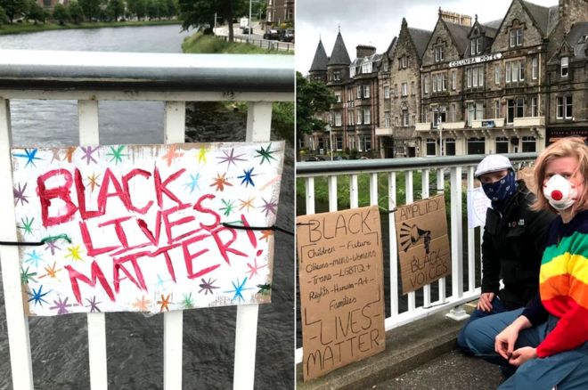 Люди в Хайленде оставляют послания поддержки на мосту Несс в Инвернессе