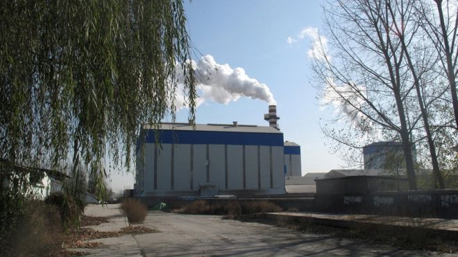 Fumaça em uma chaminé de fábrica em Zibo, na China