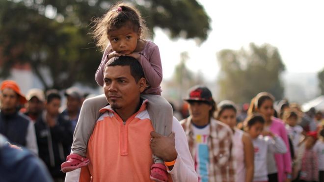 Члены каравана из Центральной Америки пытаются добраться до очереди за едой в США во временном убежище в Тихуане, Мексика, 24 ноября 2018 г.