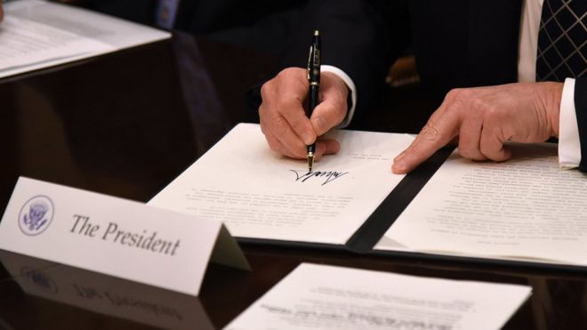 Трамп подписывает указ