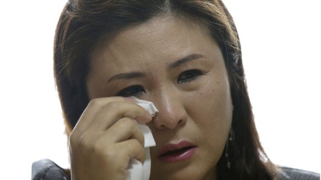 Bà Won Jeong-hwa lau nước mắt trong một cuộc phỏng vấn tại căn hộ của bà ở Gunpo, Nam Hàn tháng 4/2014