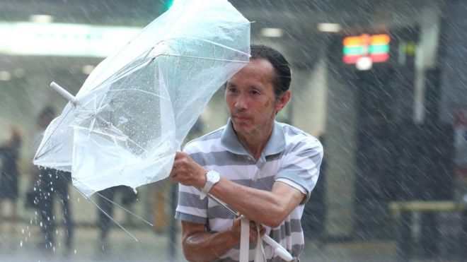 Čovek sa polomljenim kišobranom