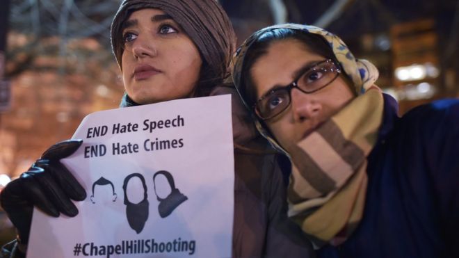 Женщины принимают участие в бдении в отношении трех молодых мусульман, убитых в Чапел-Хилл, штат Северная Каролина, в Дюпон-Сёркл 12 февраля 2015 года в Вашингтоне, округ Колумбия