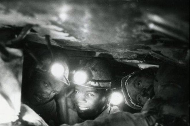 Трое из бегущих мужчин, работающих под чурками на угольной шахте в шахте Гедлинга