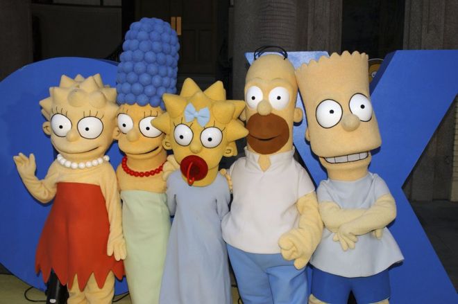 Персонажи «Симпсонов» Лиза, Мардж, Мэгги, Гомер и Барт Симпсоны фотографируются на вечеринке в честь 350-го эпизода «Симпсонов» 25 апреля 2005 года в Лос-Анджелесе, Калифорния