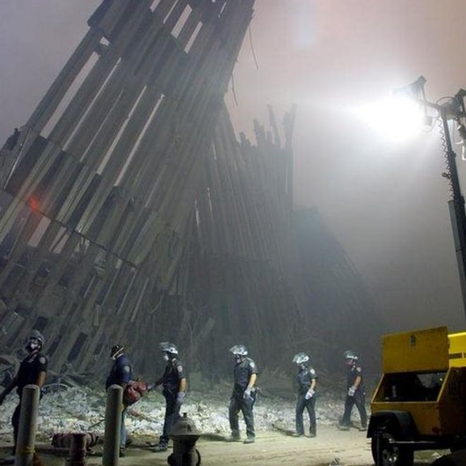 Пожарные осматривают завалы Всемирного торгового центра в Нью-Йорке. Фото: 11 сентября 2001 г.